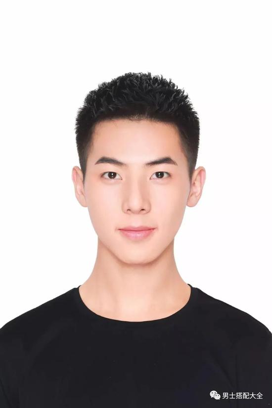 方形臉男明星的獨(dú)特魅力與時(shí)尚風(fēng)范