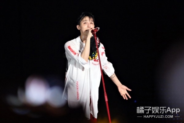 權(quán)志龍最新演唱會(huì)音樂(lè)盛宴震撼再現(xiàn)，現(xiàn)場(chǎng)視頻火熱來(lái)襲！